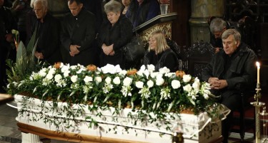 (ФОТО+ВИДЕО) ГНЕВ И БОЛКА: Русе се прости од убиената новинарка Викторија Маринова