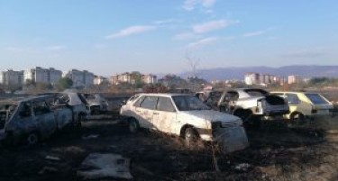 Дваесет половни возила целосно изгореа на плац во Скопје