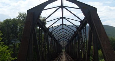 Засега само санација на мостот кој ги закочи македонските возови
