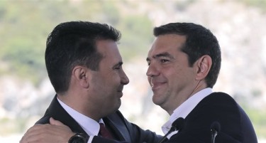 Заев во телефонски разговор го бодрел Ципрас по оставката на Коѕијас