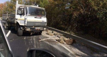 Камион се преврте кај Стража - има ли повредени?