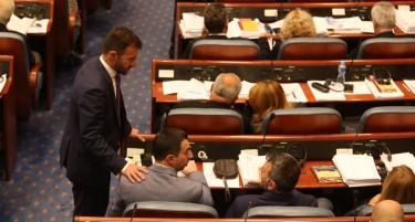 ШТО СЕ СЛУЧУВА ВО СОБРАНИЕ: Седницата доцни, обезбедено мнозинство за уставни измени?