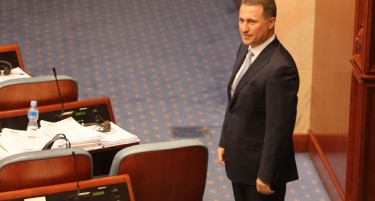 (ГАЛЕРИЈА) ЗАТИШЈЕ ПРЕД БУРА: Пратеници од СДСМ и ВМРО ДПМНЕ се ракуваа пред паузата во Собрание