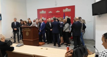 ВИДЕО ВО ЖИВО: ВМРО ДПМНЕ со прес во живо од Собрание