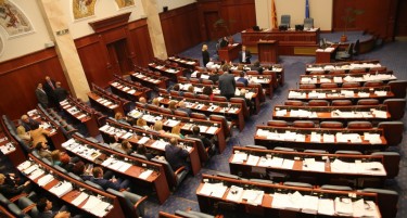 Се чека почетокот на седницата најавена дека ќе стартува во 15 часот