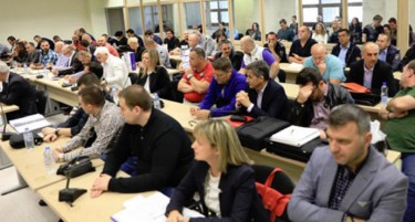 Алфи ги чуваат пратениците во судница