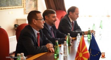 Палмер пристигна, веќе ја оствари првата средба во Македонија