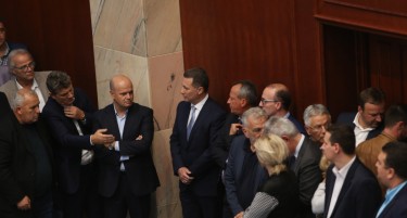 УСТАВНИ ИЗМЕНИ: Се раѓа нова пратеничка група, ВМРО ДПМНЕ крои стратегија