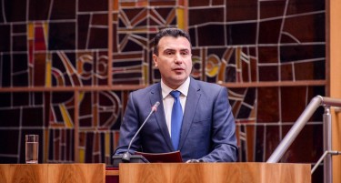 Заев: Ги информираме Грците за измените кои ги бараат опозициските пратеници