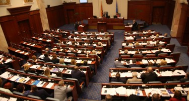 ЌЕ МУ ПРЕСУДАТ ЛИ: Доскорешните сопартијци може да го остават Груевски без пратеничката фотелја?