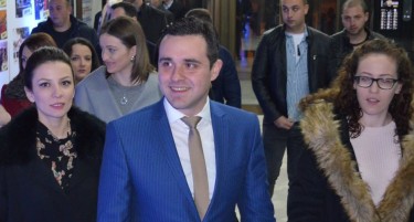 ВМРО-ДПМНЕ: Костадинов ја вработи мајка му во Централен регистар