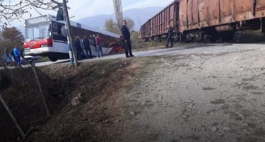 Товарен воз удри во автобус во Скопје