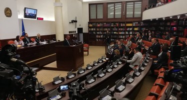 ДОЈДОА НА 10 МИНУТИ И ЗАМИНАА: Пратениците на ВМРО ДПМНЕ ја напуштија седницата, Груевски не дојде