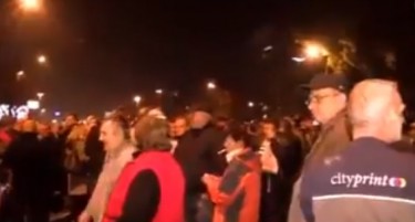 Граѓани се собраа пред судот да бараат правда за Груевски