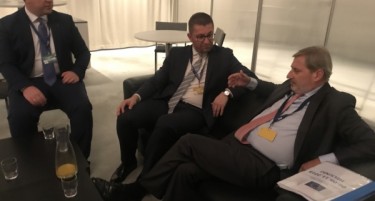 Мицкоски „лабаво“ со Хан: Што побара еврокомесарот, а што ветил првиот опозиционер?