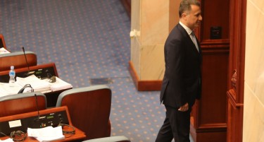 ПАРАДОКС: Груевски е бегалец по кој се трага ама и пратеник со добра плата