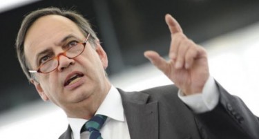 Флекенштајн му фати сеир на Орбан за Груевски