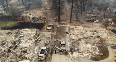 (ВИДЕО-ФОТО) ИЗГОРЕНА ЗЕМЈА ДО ТЕМЕЛ: Се вадат јагленисани тела од ужасните пожари во Калифорнија