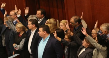 И власта и опозицијата со свои закони за помирување