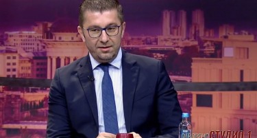 Краватите во боја му се заштитен знак: Стилот на Христијан Мицкоски