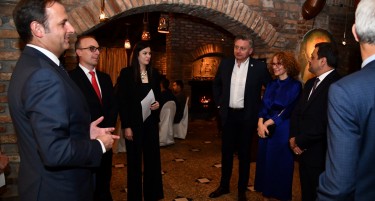 (ФОТОГАЛЕРИЈА) Анѓушев и Шекеринска на заедничка вечера со Мицкоски и Милошоски