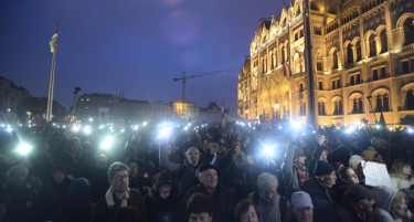 (ФОТО) Унгарците се кренаа против Орбан