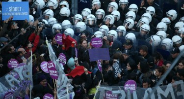 Турската полиција забрани протест на жени и им фрли солзавец