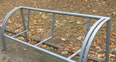 Грејната сезона почна, кумановци ги „соголеа“ новите клупи