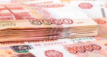 Воените игри веќе скапо ја чинат Русија: Рубљата стана најризична валута