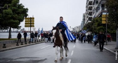 (ВИДЕО) ГРЧКИТЕ УЧЕНИЦИ НЕ ГО ДАВААТ ТЕРМИНОТ „МАКЕДОНИЈА“: На протестот се појави и коњаник