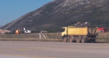 Во Хрватска авион слета меѓу камиони