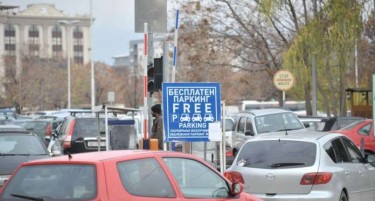 „Навали народе“: Македонска православна црква обезбеди бесплатен паркинг во строг центар