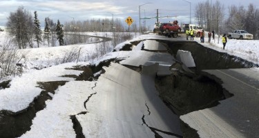 (ФОТО+ВИДЕО) Земјотрес на Аљаска уништи патишта, телевизија, прекина телефонски линии