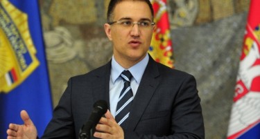 Стефановиќ вели дека секогаш не нарекувале Македонија, и бара одговор за „пактот“