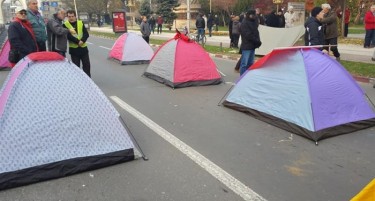 „Македонија-Блокира“: Пред Собранието имаше повеќе луѓе отколку на НАТО журките