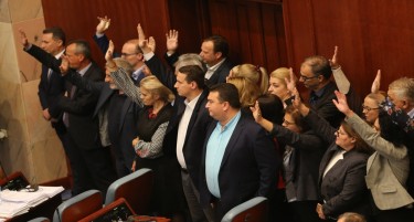 СЕВЕРНА МАКЕДОНИЈА ДОБИ „ПРАТЕНИЧКА ВИЗА“: Има ли мнозинство за сите уставни измени?