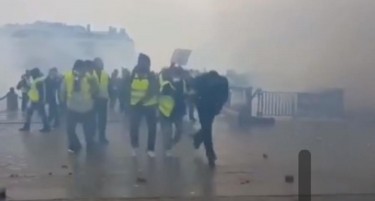 (ВИДЕО) БРУТАЛНИ ПРЕСМЕТКИ ГО ТРЕСЕА ПАРИЗ: Полицијата крвнички тепаше, демонстранти возвратија со иста мерка