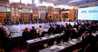 КУРТОАЗНО СЕ ПОЗДРАВИЛ: Орбан „му киднал“ на премиерот Заев во Загреб