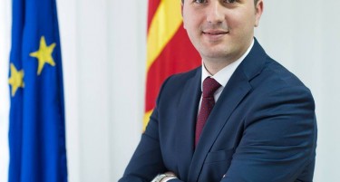 Министерот Адеми за Фактор: Не фаворизираме фирми за учебниците