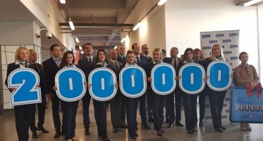 (ФОТО) Сограѓанка на министерот Сугарески слета од Доха и стана два милионитиот патник на Скопскиот аеродром