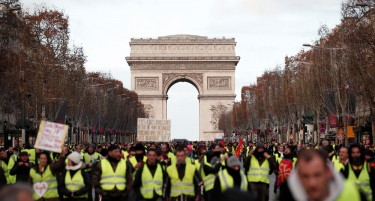 Најмалку 55 лица се повредени во денешните протести во Париз