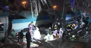 (ВИДЕО) СТРАОТНА НЕСРЕЌА ВО АНКАРА: Воз излетал од шините-има мртви и многу повредени