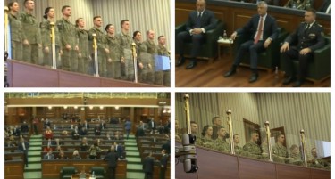 (ВИДЕО) ПЕТАРДИ, ТРУБИ, ПРОСЛАВИ НА УЛИЦИТЕ: Косово добива вооружени сили