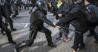 (ВИДЕО) „ВРИЕ“ ВО БАРСЕЛОНА: Во протестите има повеќе од 50 повредени