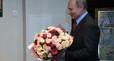 КОЈА Е ТАА: Путин со букет во раце изненади една дама