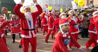 (ГАЛЕРИЈА) Дедо Мразовци се тркаа во Скопје