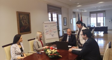Конците ги држи шефицата на кабинет: Кои се најблиските соработници на министерот Тевдовски