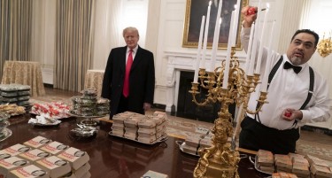 (ВИДЕО-ФОТО) БЛОКАДИТЕ СКАПО ГО ЧИНАТ: Трамп мора да ги чести гостите со хамбургери и да плаќа од свој џеб
