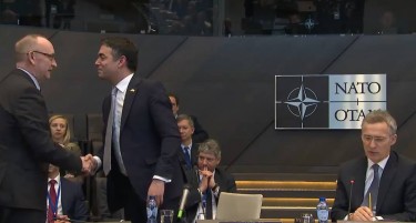 (ГАЛЕРИЈА) Потпишан Протоколот, силен аплауз за влез на Македонија во НАТО