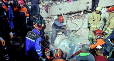 (ВИДЕО) ХОРОР ПО УРИВАЊЕТО НА ЗГРАДАТА: По 18 часа извадено дете од под урнатините